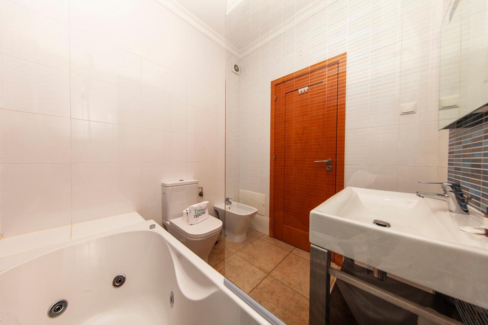 C02 - Luxury 3 Bed With Pool View Appartement *