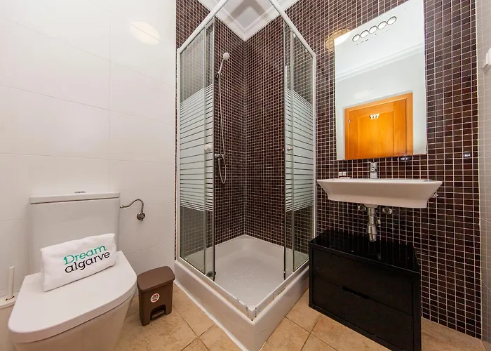 C02 - Luxury 3 Bed With Pool View