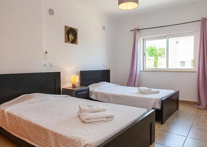 C02 - Luxury 3 Bed With Pool View